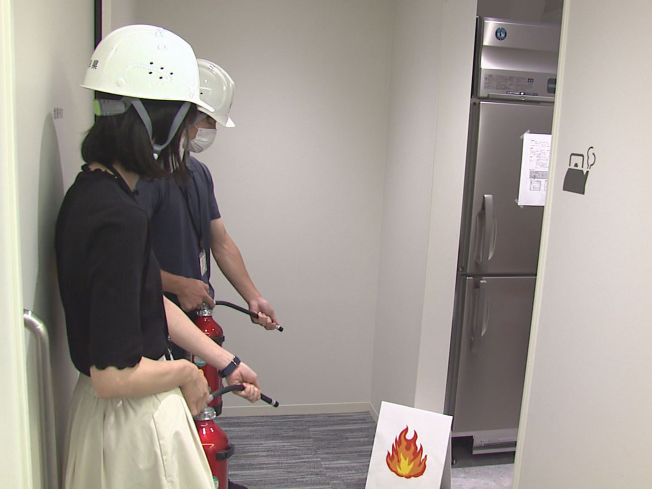 大規模地震や火災の発生に備えた消防訓練が６日、岐阜県庁で行われ、職員らが対応を確...