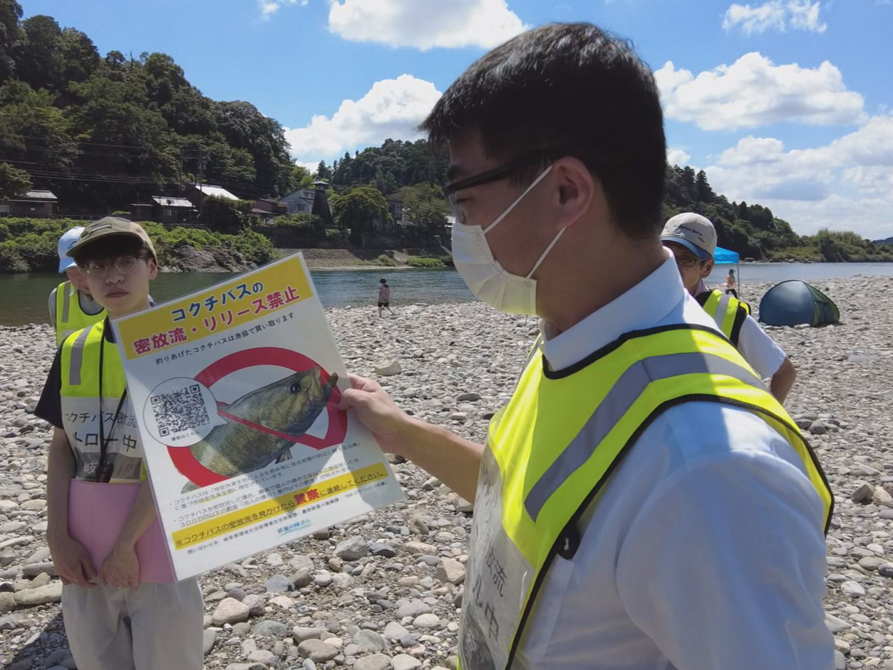 特定外来生物に指定される「コクチバス」が見つかった美濃市の長良川で、放流の防止を...