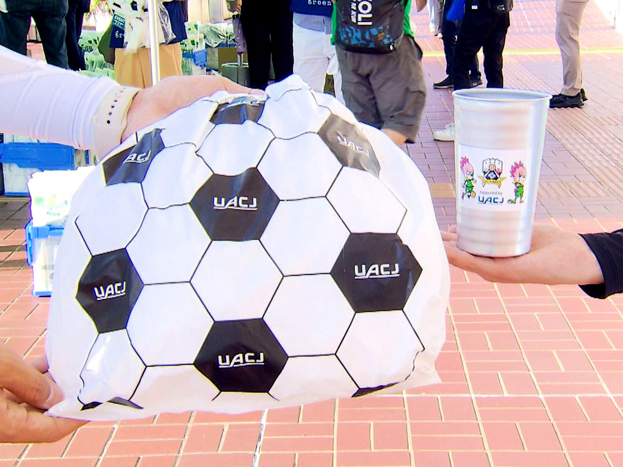 FC岐阜は、東京に本社を置くアルミ総合メーカーのUACJとNPO法人のグリーンバ...