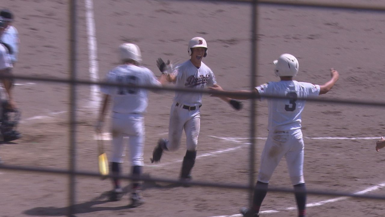 秋季県高校野球大会は23日、長良川球場で準決勝が行われ、岐阜第一と県岐商が勝って...