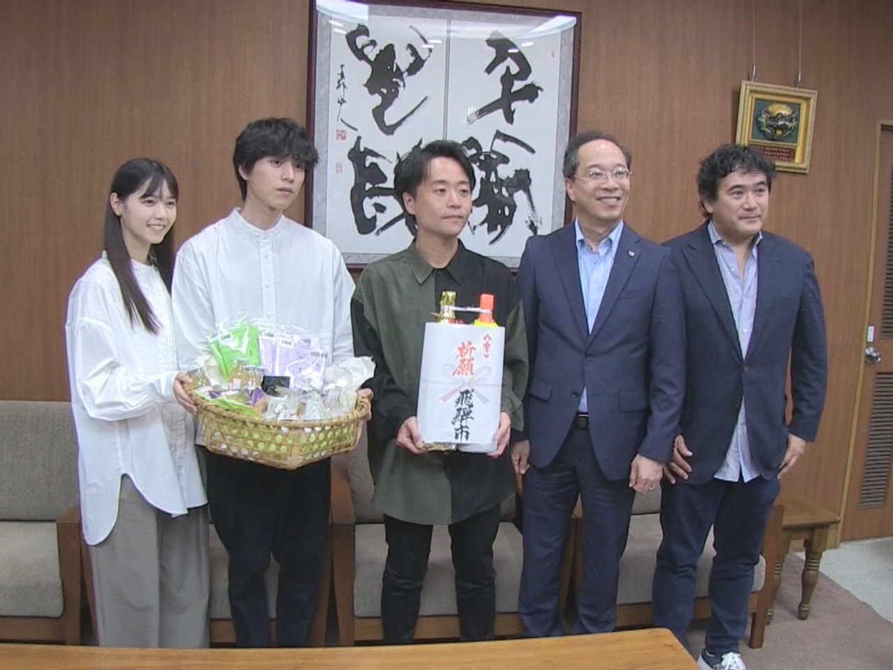 飛騨地域が舞台となった映画「君の忘れ方」の監督と主役が飛騨市の都竹淳也市長を表敬...