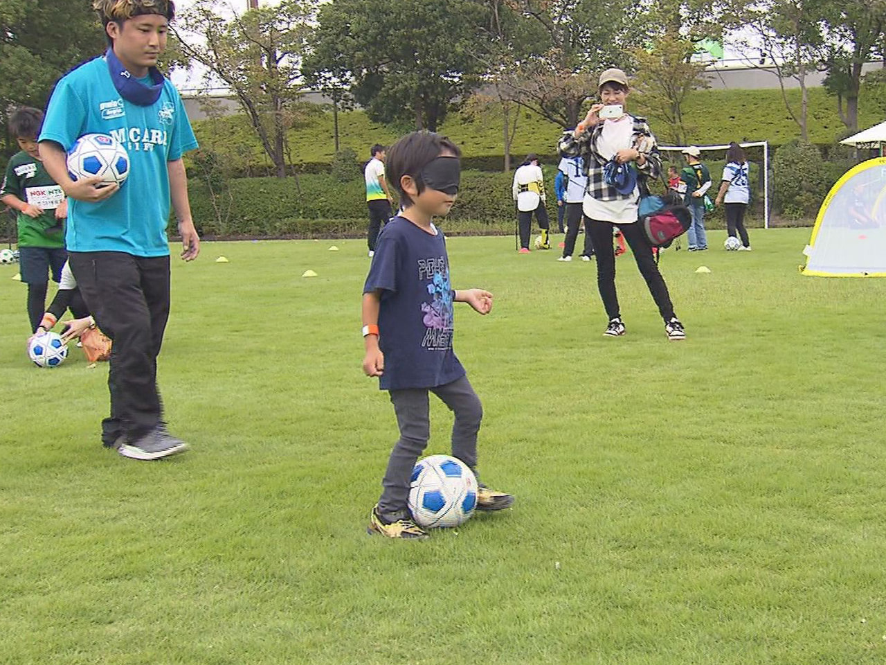 ブラインドサッカーなどのパラスポーツを実際に体験できるイベントが８日、岐阜市で開...