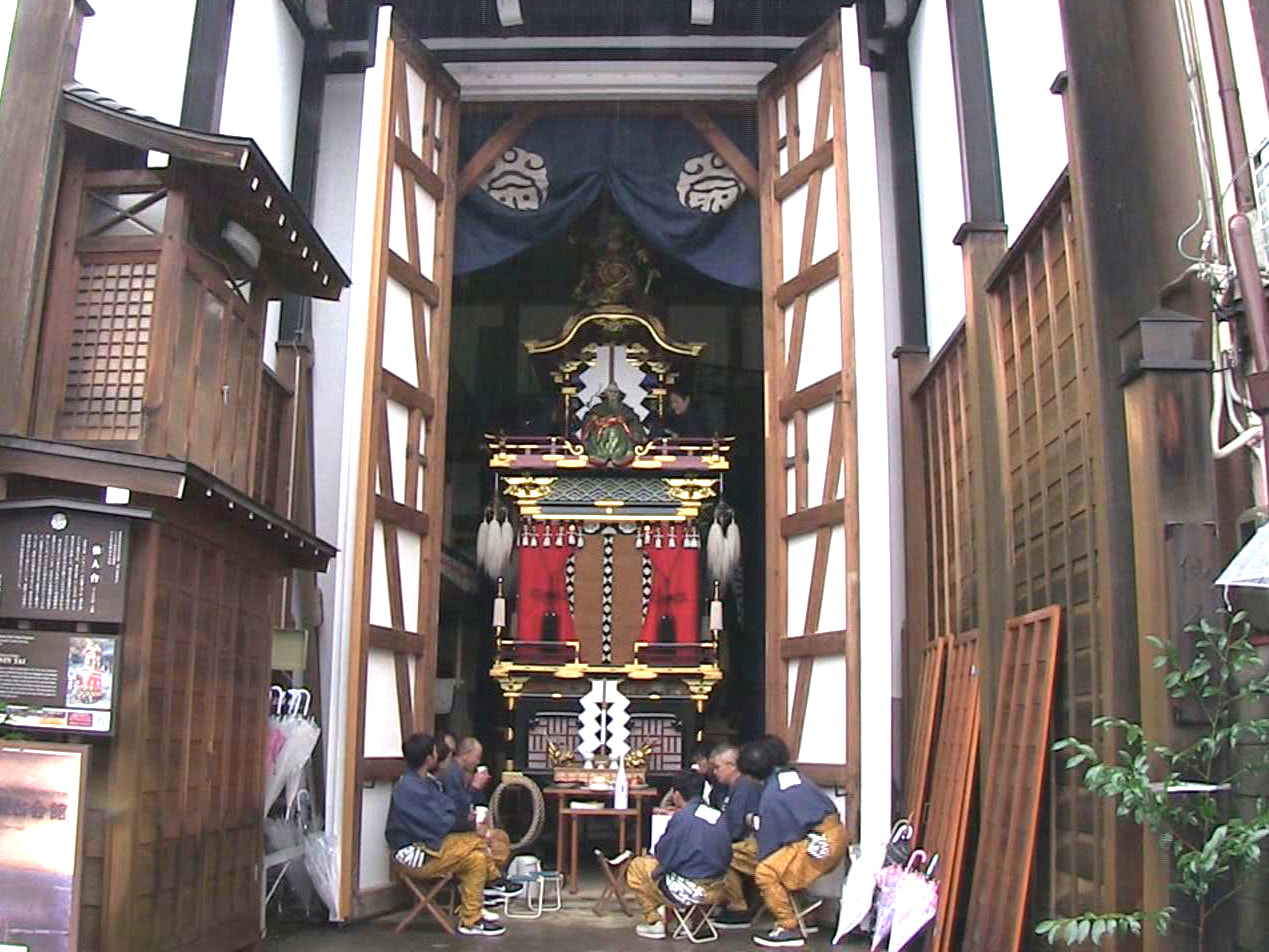 「秋の高山祭」が9日、開幕し、4年ぶりに通常開催の予定でしたが、あいにくの雨で、...