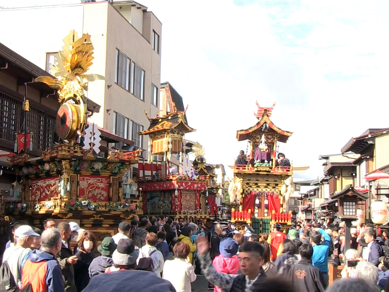 秋の高山祭2日目の10日は、前日は雨で中止となった屋台の曳(ひ)きそろえやからく...