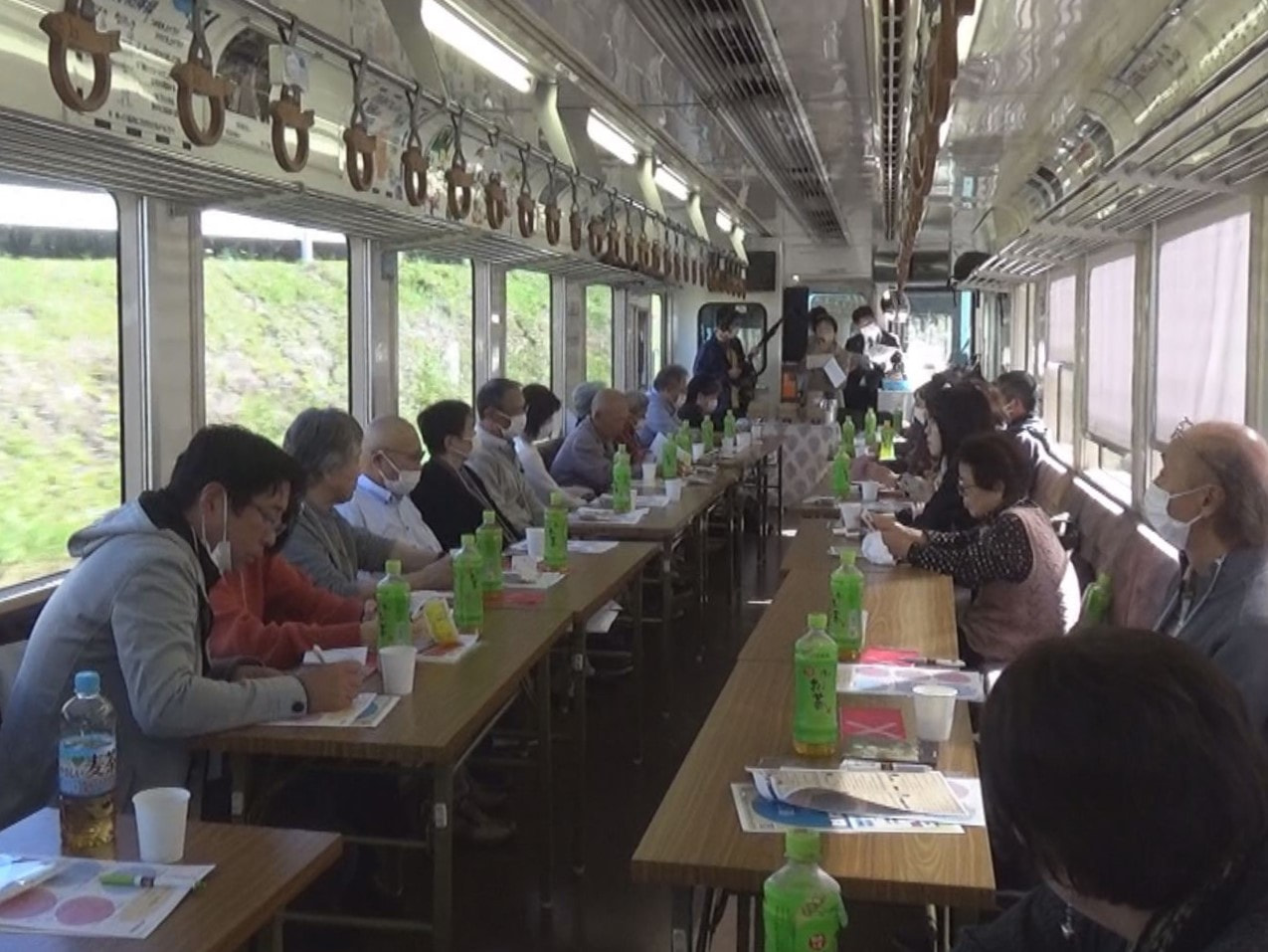 健康づくりのための薬膳料理を樽見鉄道の車内で楽しむイベントが開かれ、参加者が秋の...