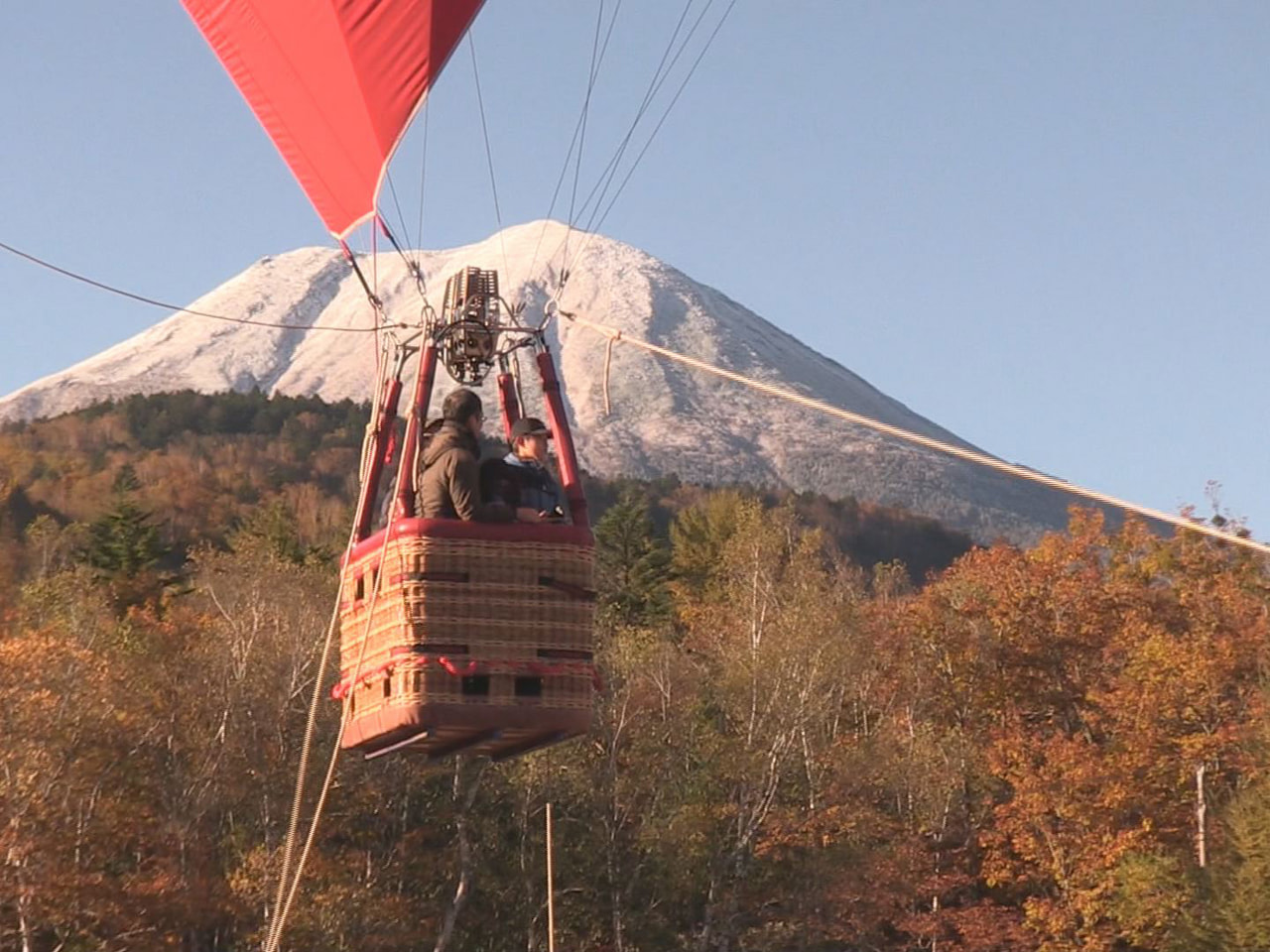 高山市高根町の標高1400メートルにある日和田高原で22日、熱気球で秋の大自然を...