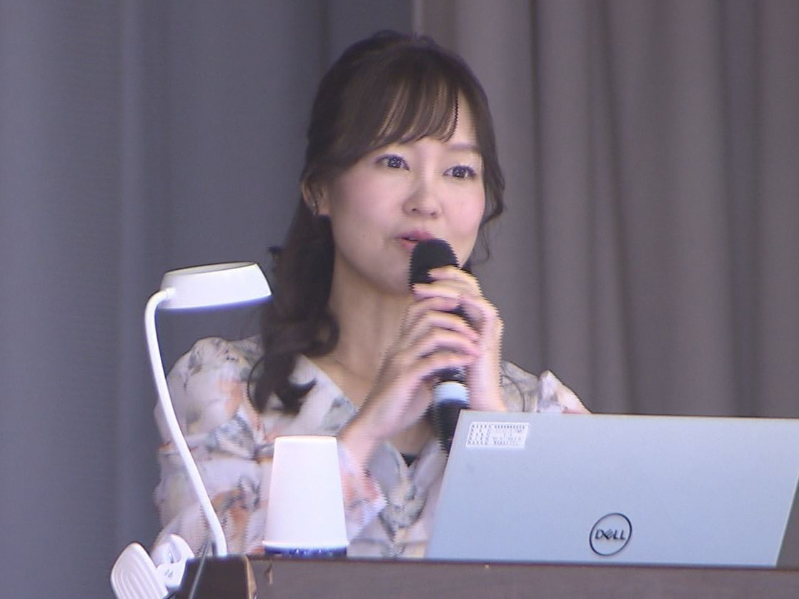 アナウンサーの樋田かおりさんが23日、母校の県立岐阜商業高校で講演し、生徒らにメ...