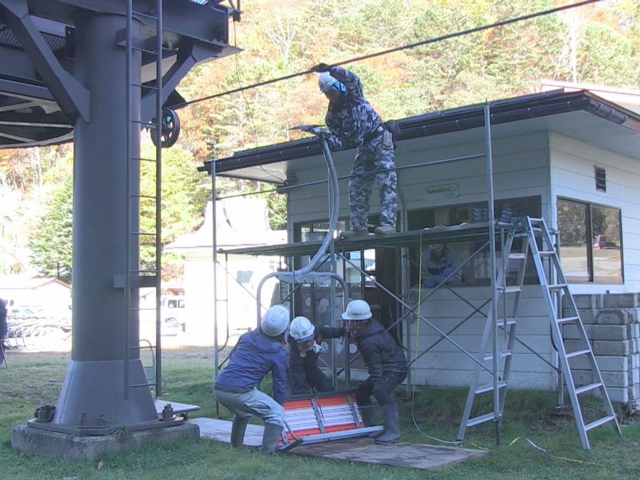 スキーシーズンを前に、岐阜県高山市の市営スキー場で30日、リフトに座席を取り付け...