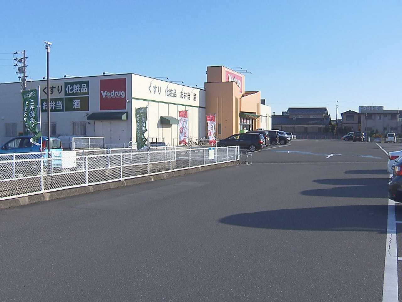 1日午前、大垣市のドラッグストアの駐車場で軽乗用車が90歳の女性にぶつかり、女性...