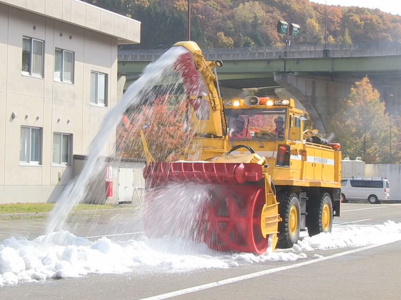 冬の積雪シーズンを前に、東海北陸自動車道の雪や氷を取り除く除雪車の出陣式が2日、...
