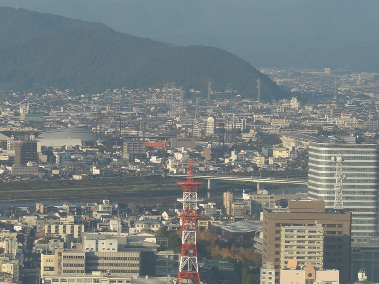 ３日の岐阜県内は高気圧に覆われて快晴となりました。上空には、この時期としては暖か...