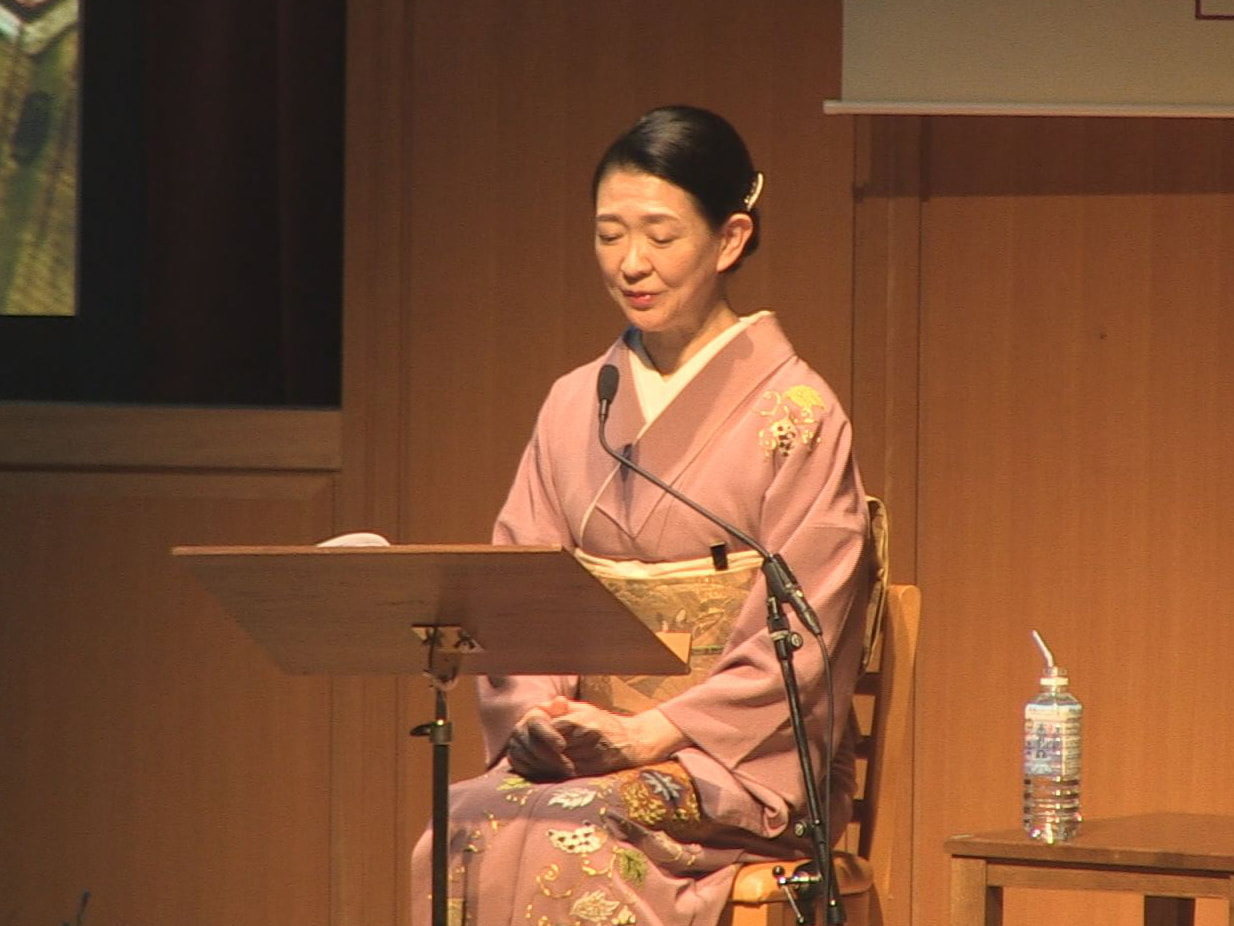 岐阜県図書館の名誉館長で俳優の紺野美沙子さんの朗読会が3日開かれ、紺野さんが現代...