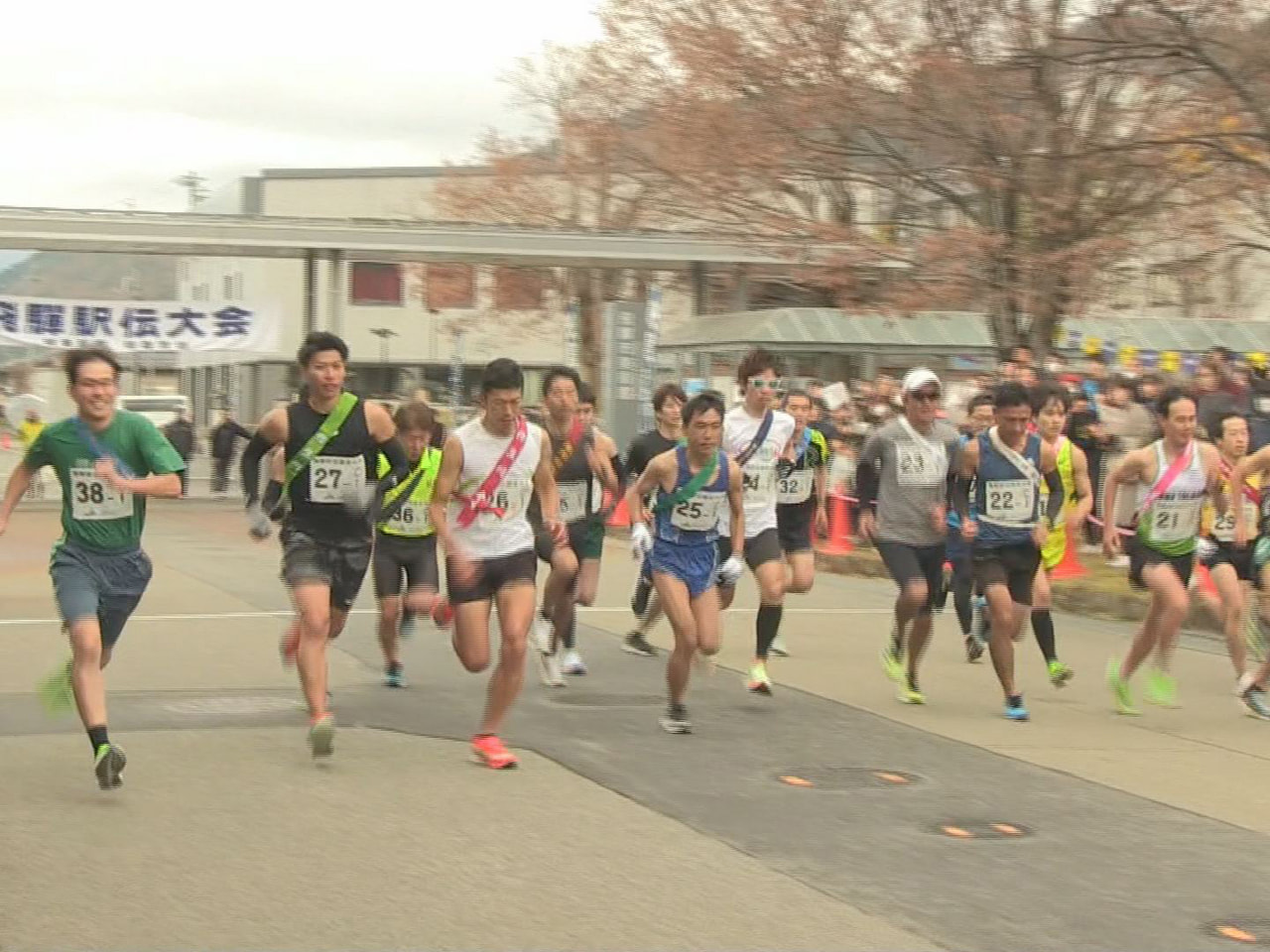 晩秋の飛騨路でたすきをつなぐ、飛騨駅伝競走大会が12日、岐阜県飛騨市の周回コース...