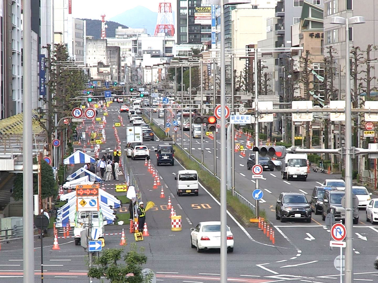 岐阜市中心部を通る金華橋通りで道路空間の活用や交通への影響を調べる社会実験が17...
