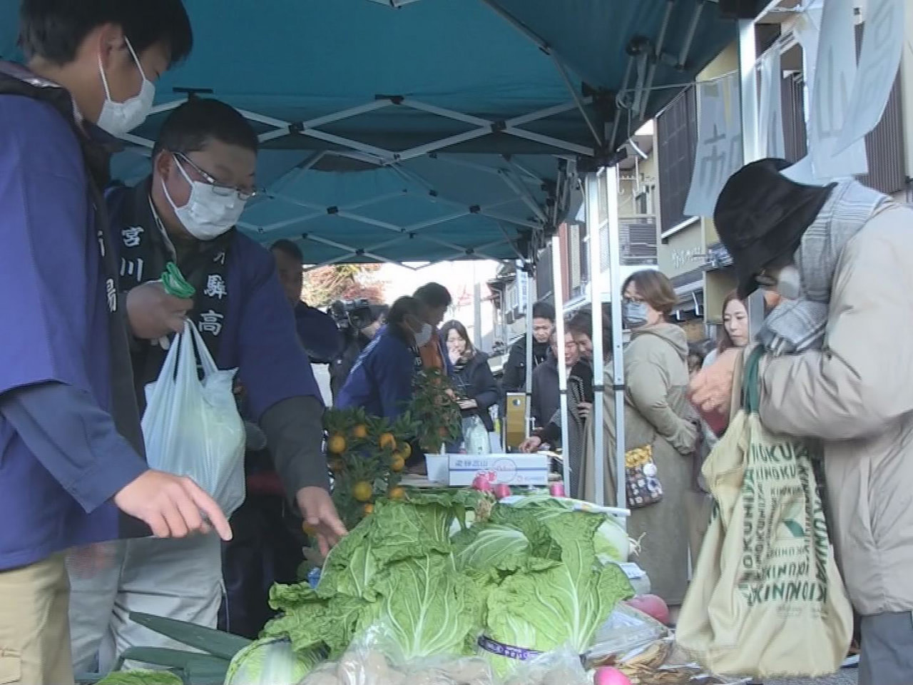 高山市の観光スポット飛騨高山宮川朝市で、秋の実りに感謝する収穫祭が行われ、観光客...