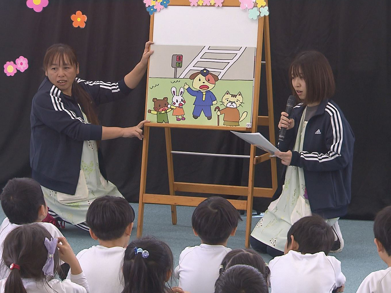 税を身近に感じてもらおうと岐阜市の幼稚園で３０日、暮らしと税金をテーマにした紙芝...