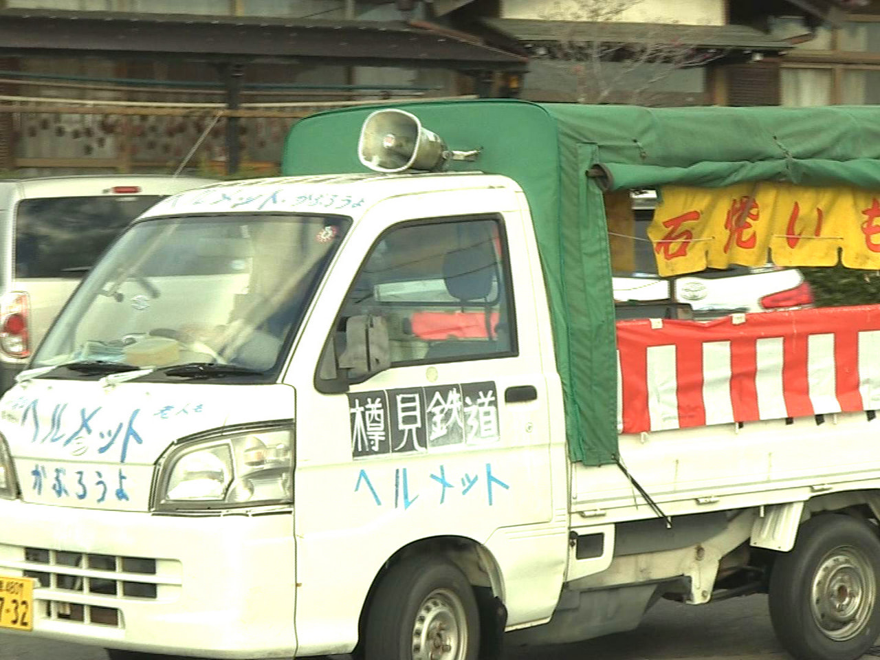 本巣市を拠点に焼き芋を移動販売している男性が、ヘルメット着用を推進する歌を活用し...