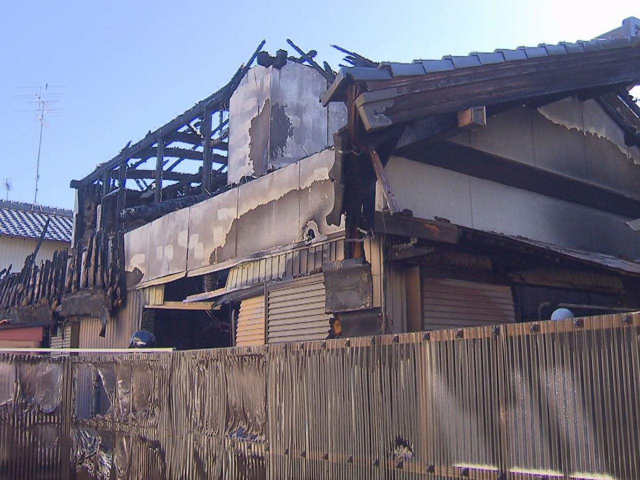 ４日未明、揖斐郡大野町の住宅で火事があり、焼け跡から２人の遺体が見つかりました。...