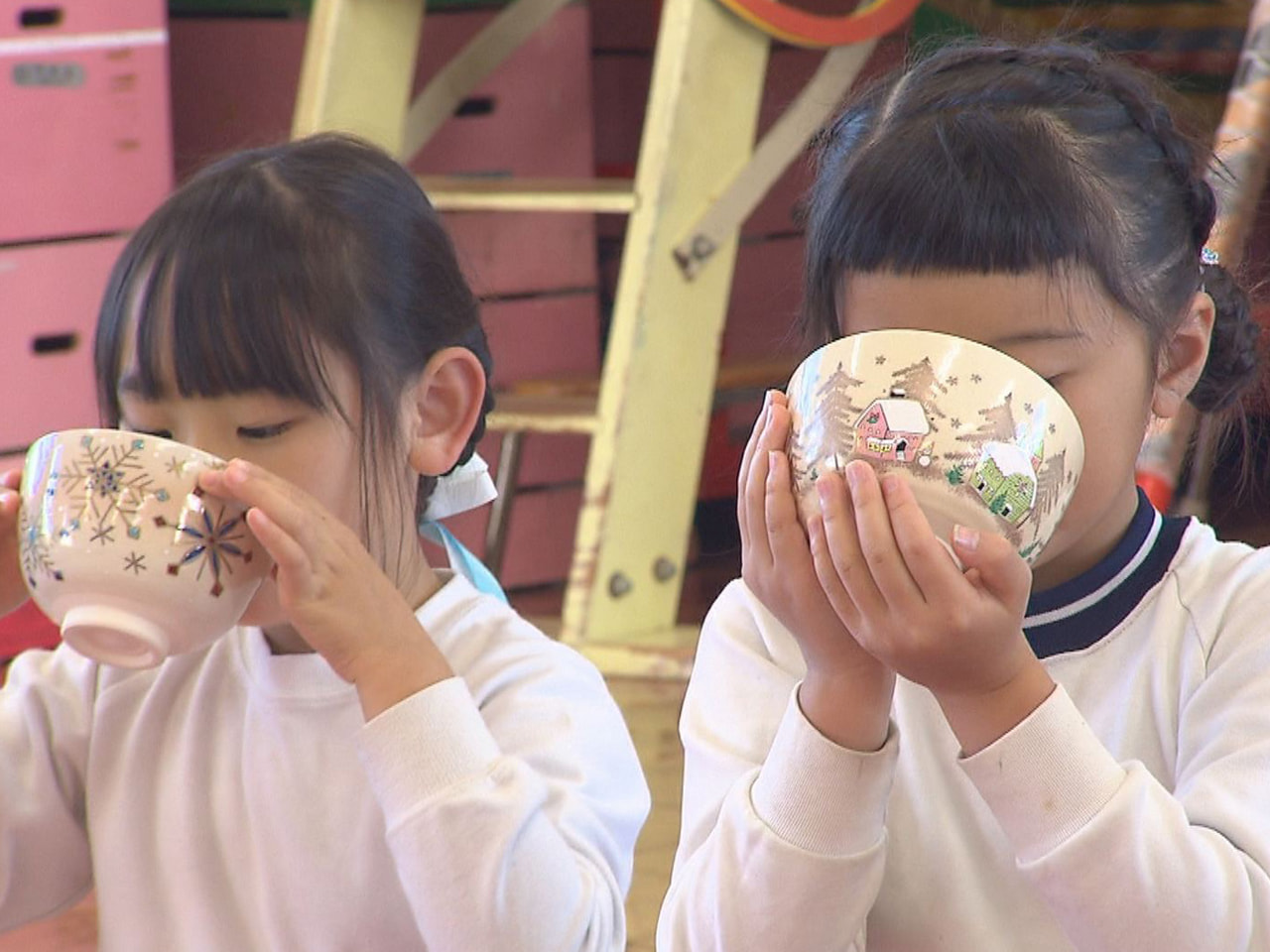 日本の伝統文化やおもてなしの心に触れてもらおうと、岐阜市の幼稚園児らが１３日、お...