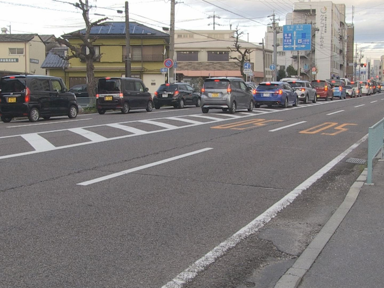 岐阜市の県道で１９日、８０代の女性が車にはねられ、死亡しました。警察が亡くなった...