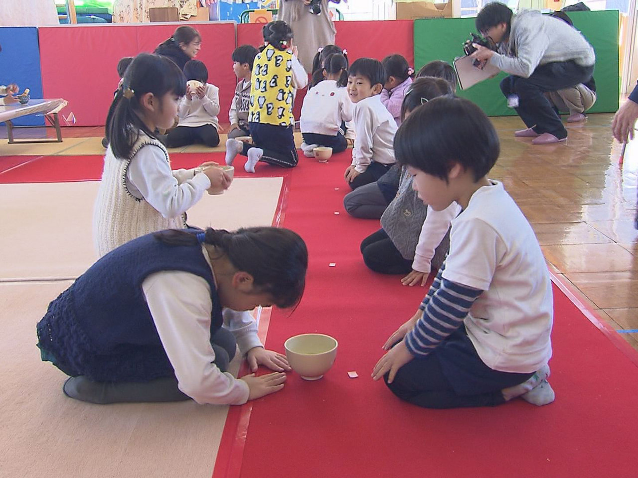 日本の伝統文化に触れ相手を思いやる気持ちを知ってもらおうと、岐阜市の幼稚園で１７...