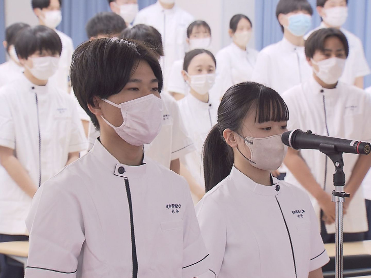 岐阜保健大学で２３日、白衣授与式が行われ、臨床実習を前にした学生たちが白衣姿で決...