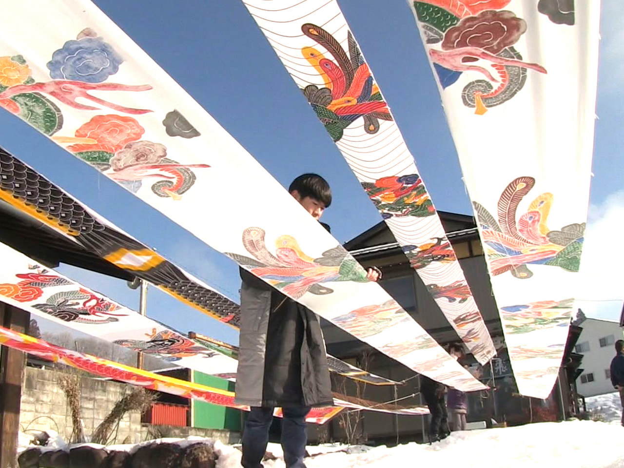飛騨地方の祭りを色鮮やかに彩る伝統の染め物「飛騨染」の寒ざらし作業が３０日から高...