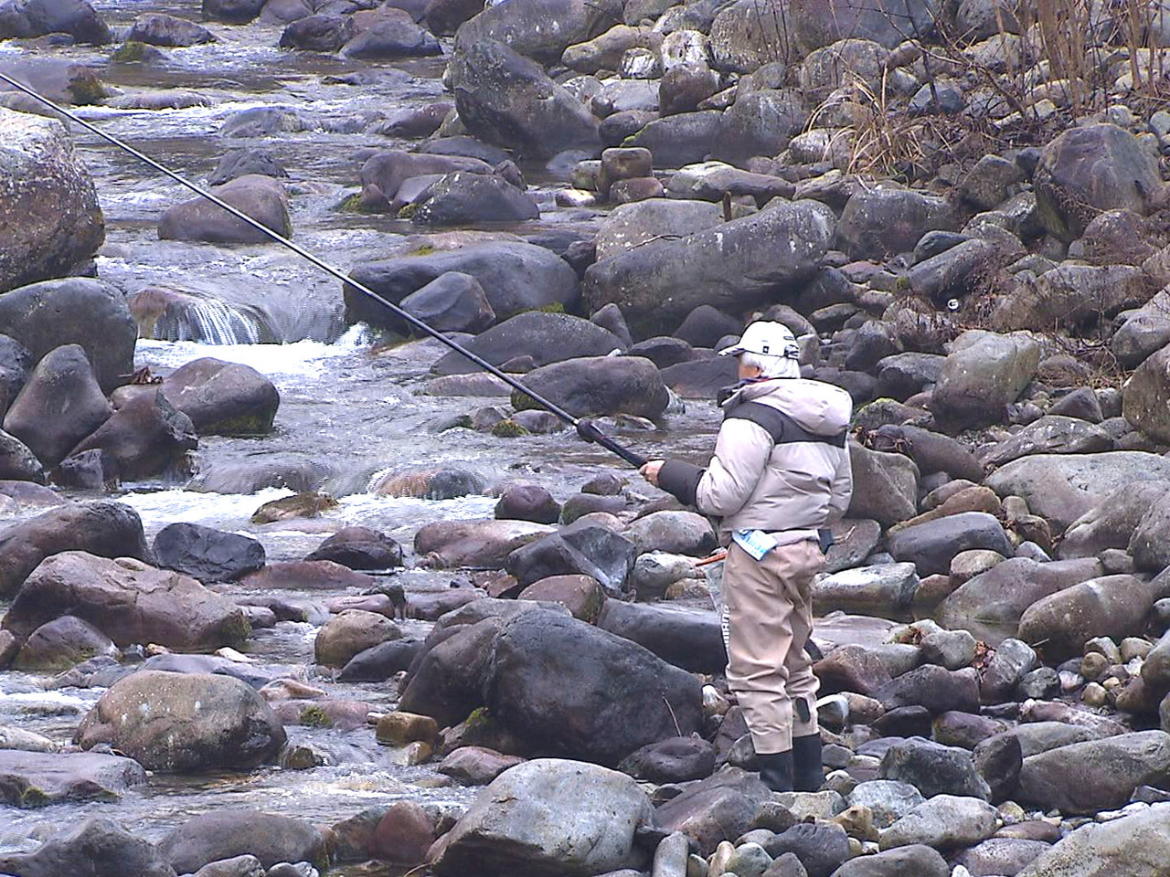 ２月１日は県内河川の渓流釣り解禁日です。この日を待ちわびた愛好家が早速釣りを楽し...