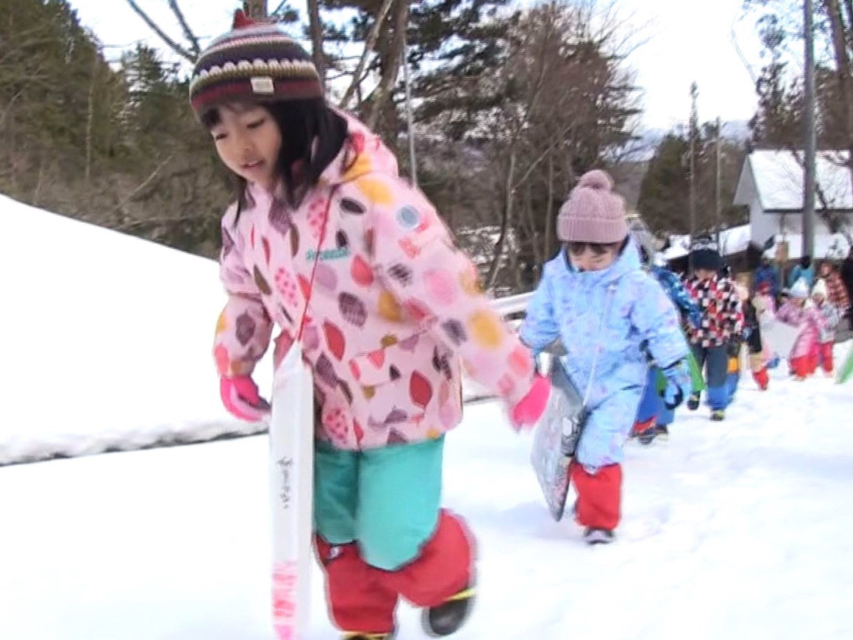卒園を前にした高山市の保育園児が２日、雪の積もった松倉山を踏破する雪中登山に挑戦...