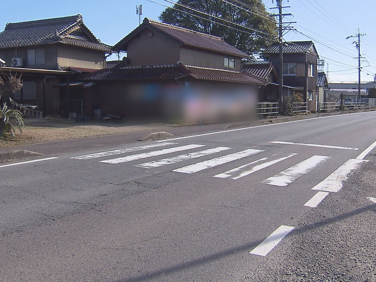 関市の県道で２日、道路を横断していた８８歳の女性が軽乗用車にはねられ死亡しました...