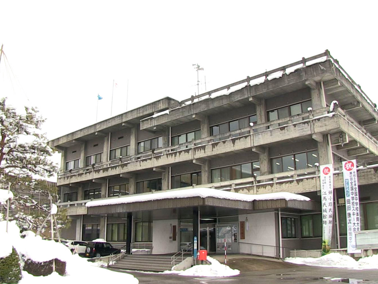 ２日正午ごろ、飛騨市神岡町の住宅街でクマを目撃し逃げようとした女性が転倒してけが...