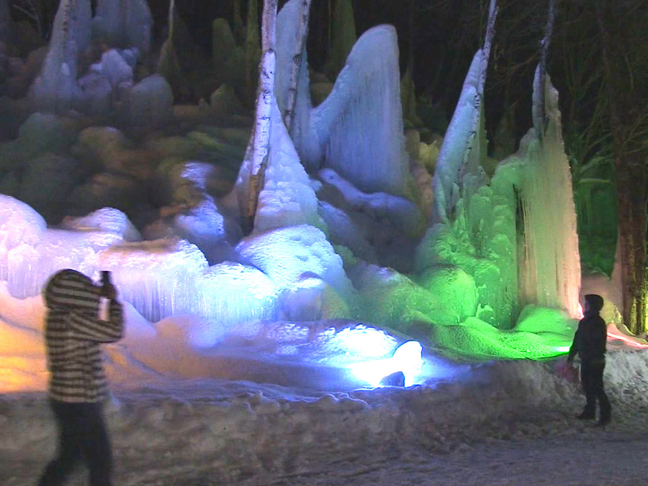 高山市朝日町の秋神温泉にある「氷点下の森」で「氷まつり」が開かれ、約１５００人の...