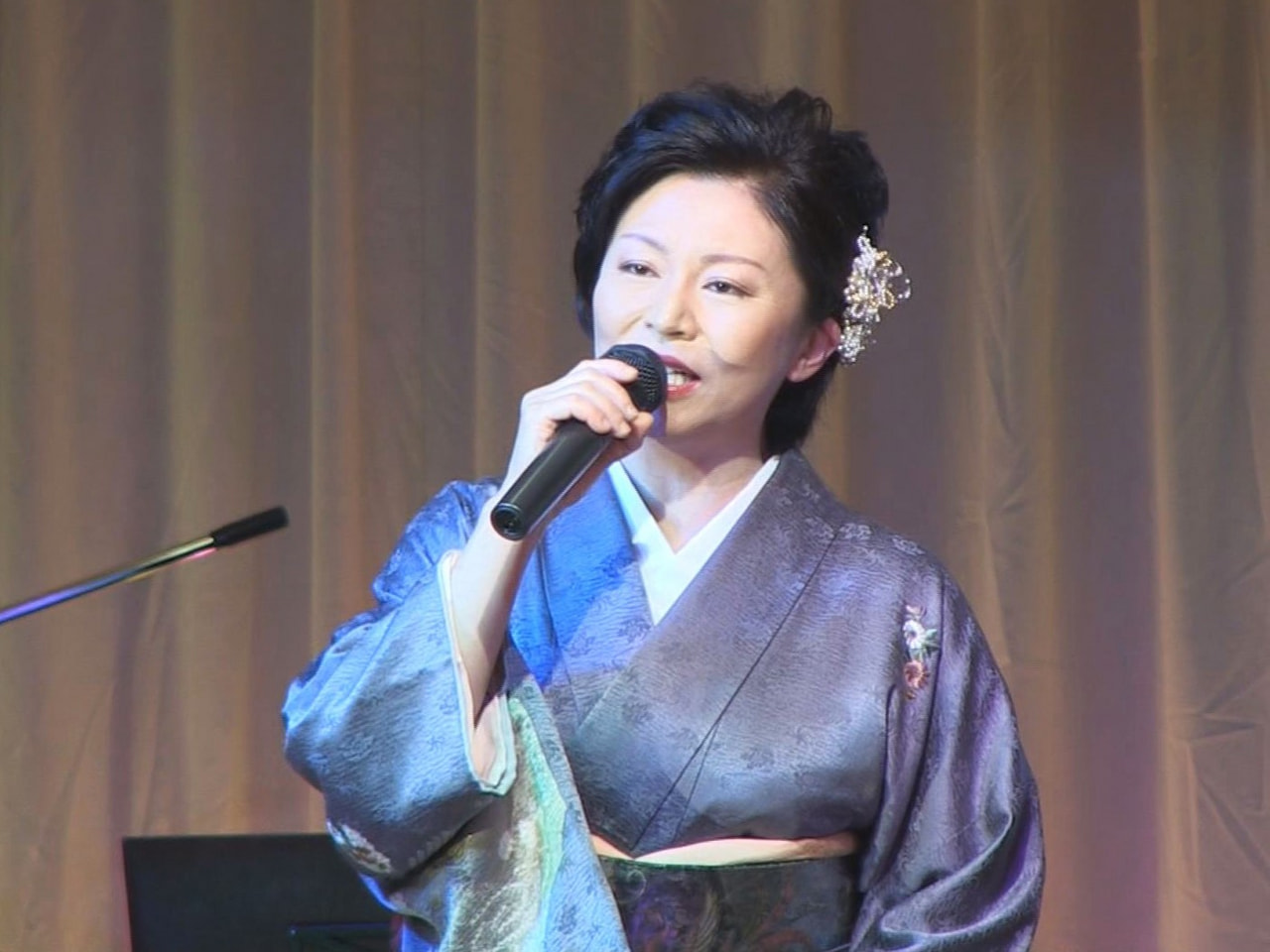 中津川市出身の歌手・遠山洋子さんが、地元の「苗木城」をテーマにした新曲「赤壁城の...