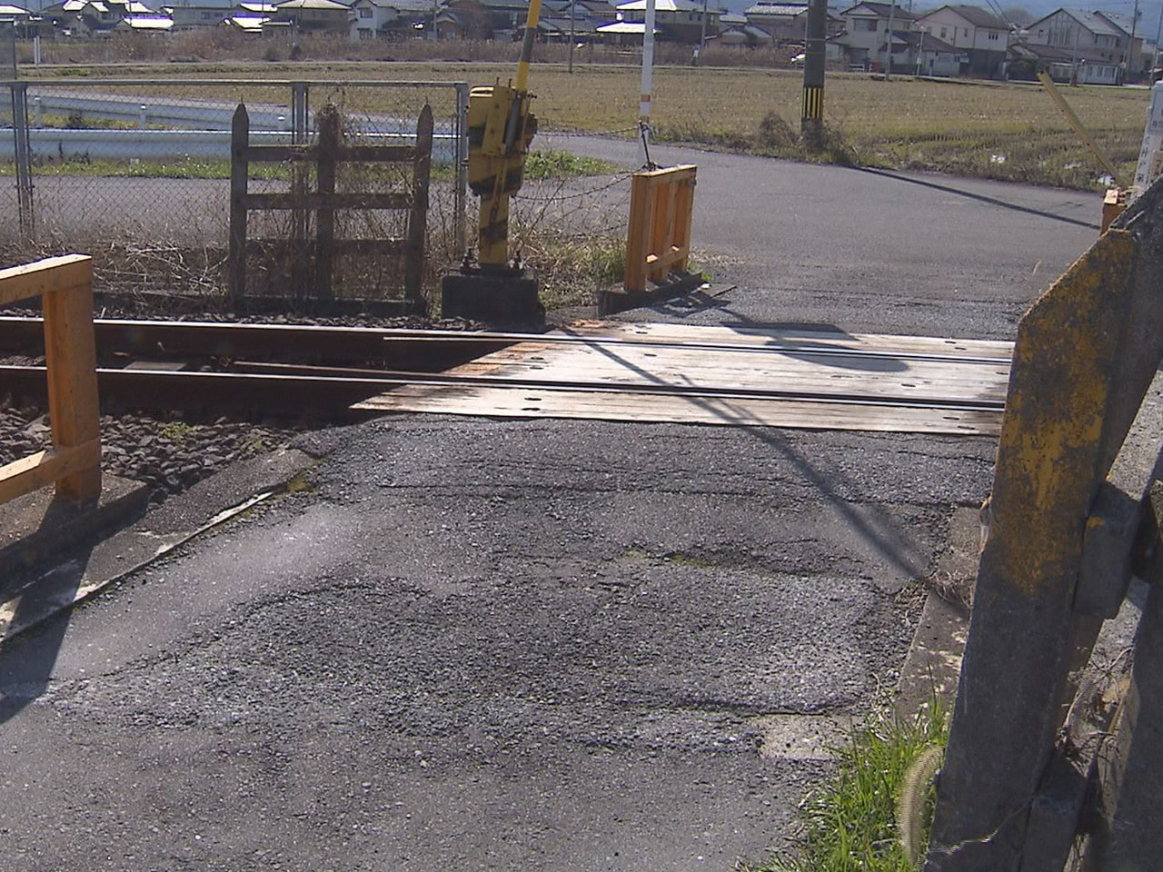 ９日朝早く、安八郡神戸町の養老鉄道の踏切内で成人女性が列車にはねられ死亡しました...