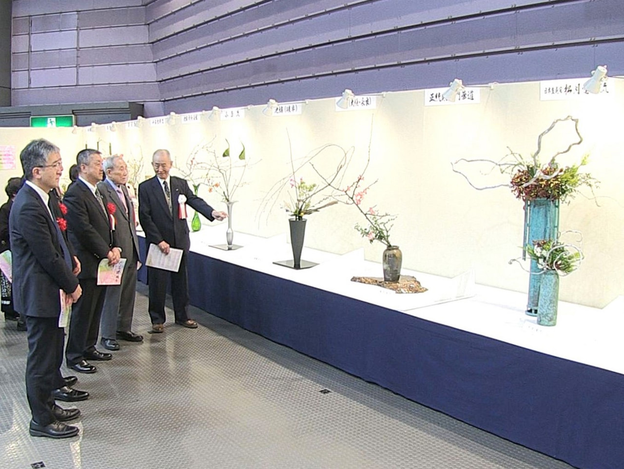 岐阜県内の華道家が手掛けた生け花を一堂に集めた展示会が１２日、岐阜市で始まりまし...