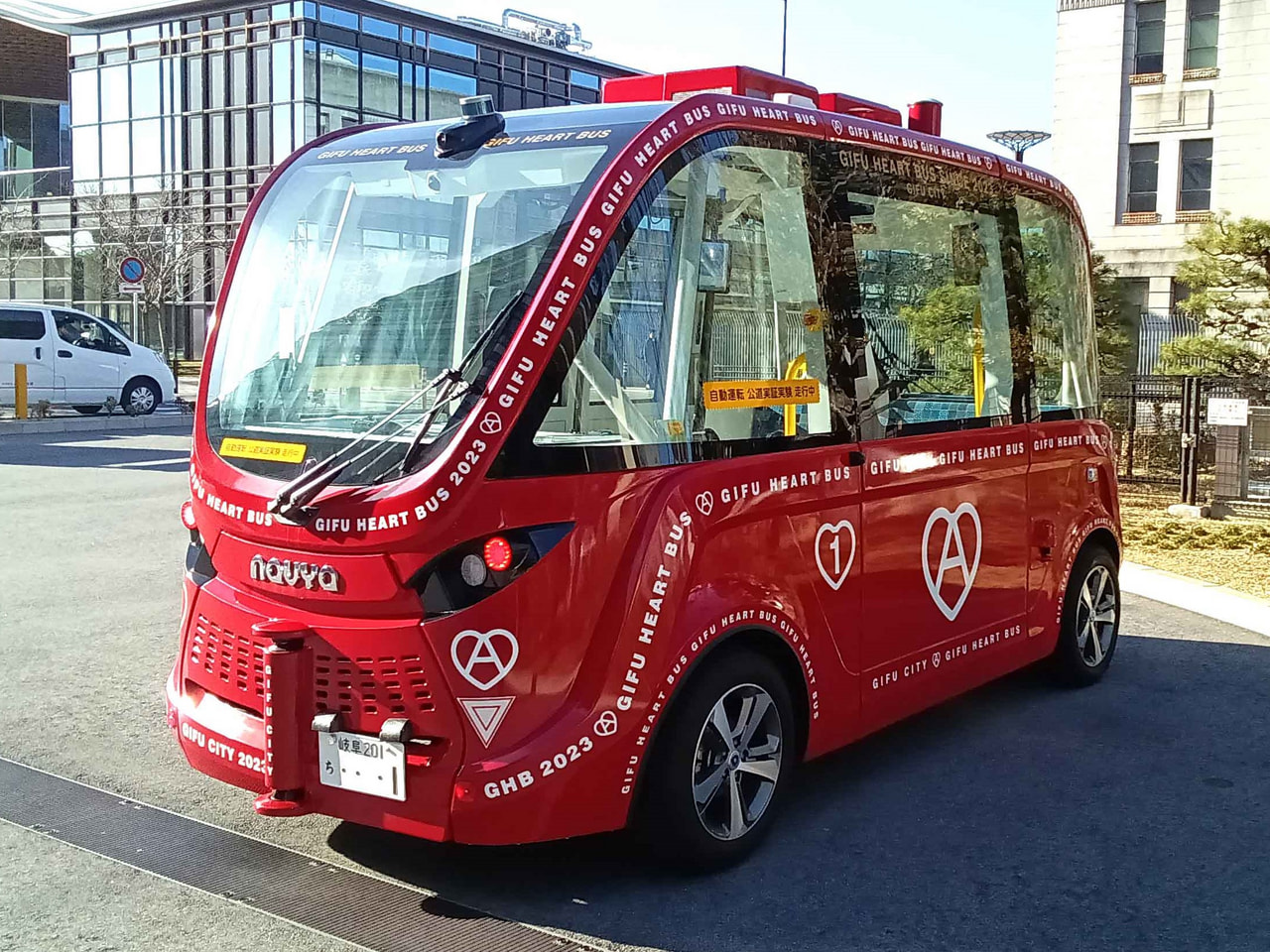 ２７日午後、岐阜市内の中心部を走行する自動運転バスと路線バスが接触する事故があり...
