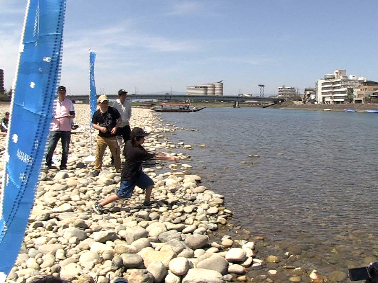川に石を投げて跳ねさせる「水切り」の腕前を競う「ぎふ長良川水切り大会」が１３日、...