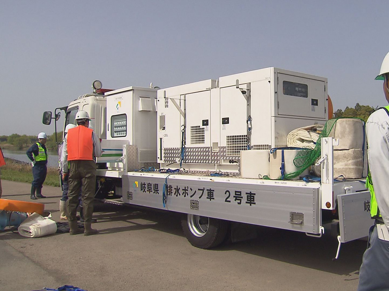大雨による浸水被害に備え、岐阜県が導入した排水ポンプ車の操作訓練が１７日、大垣市...