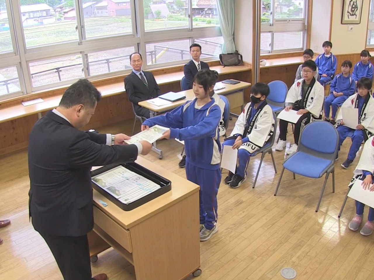 大野郡白川村の義務教育学校・白川郷学園で６年生を村のジュニア観光大使に委嘱する任...