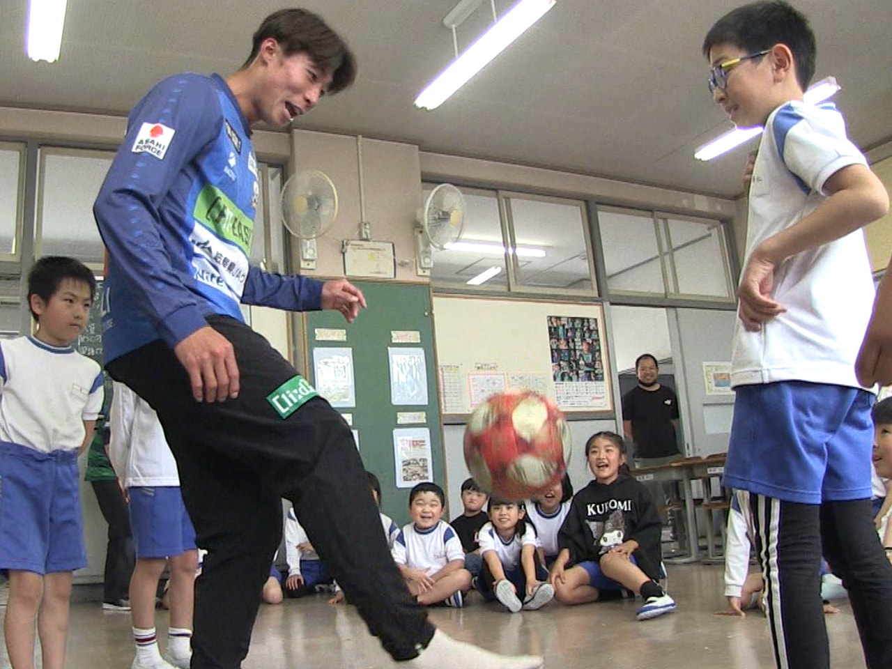 ＦＣ岐阜の若手選手が岐阜市の長良西小学校を訪れ、子どもたちと親しく交流しました。...