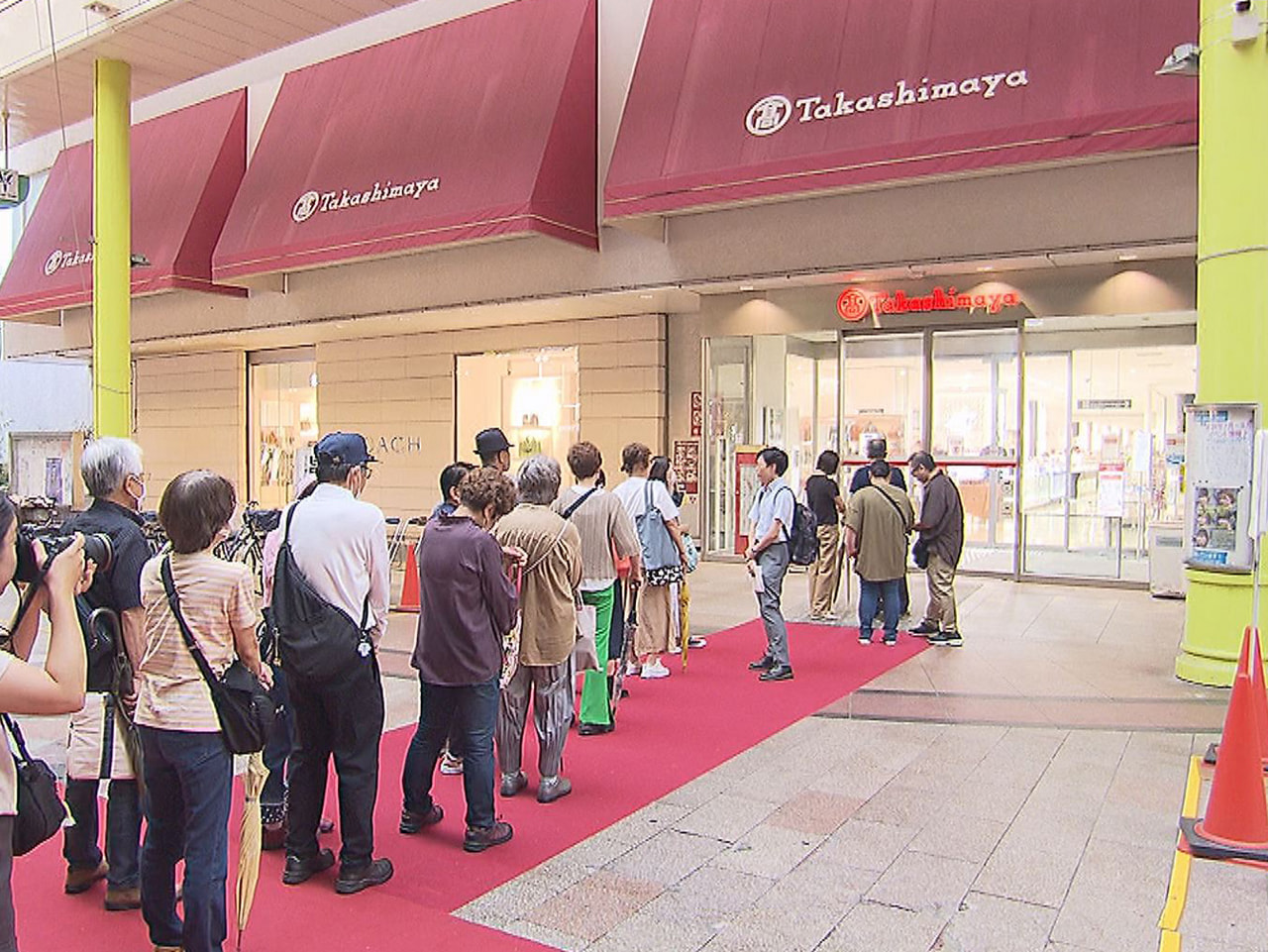 営業終了まで１カ月となった岐阜市の岐阜髙島屋では、１日から感謝祭と題してセールが...
