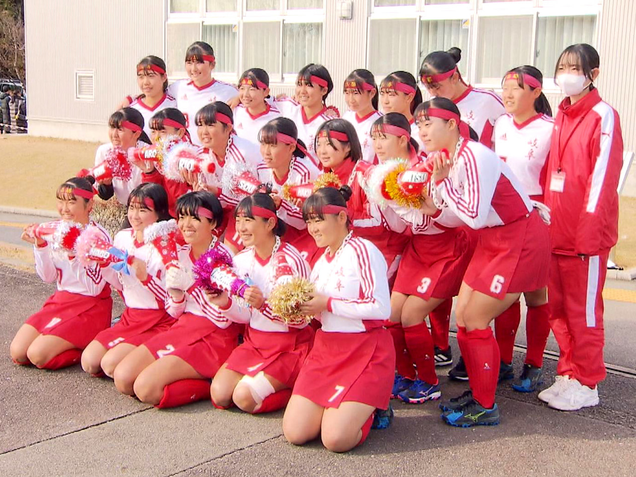 ホッケーの全国高校選抜大会、女子の決勝戦が２５日、各務原市で行われ、３年ぶりの優...