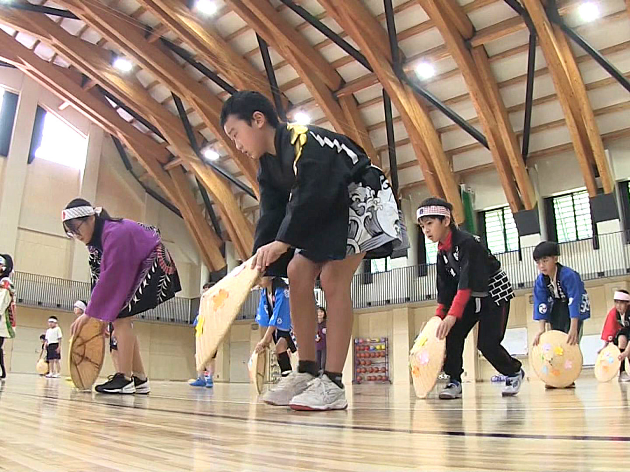 高山市にこの春開校した「荘川さくら学園」で、５月末の学園初の運動会で披露する民謡...
