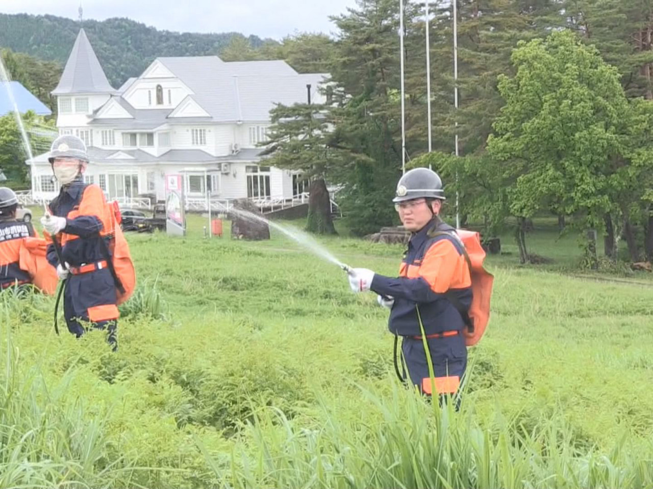 全国的な林野火災の発生を受け、岐阜県防災航空隊と消防団が岐阜県高山市で訓練を行い...