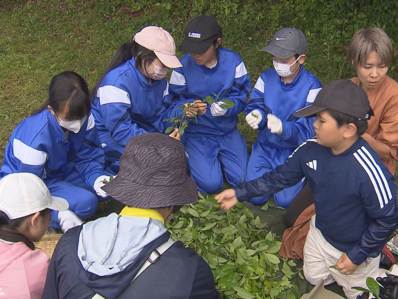 山県市の中学校で自然と人の関わり方について考える「大地の再生ワークショップ」が行...