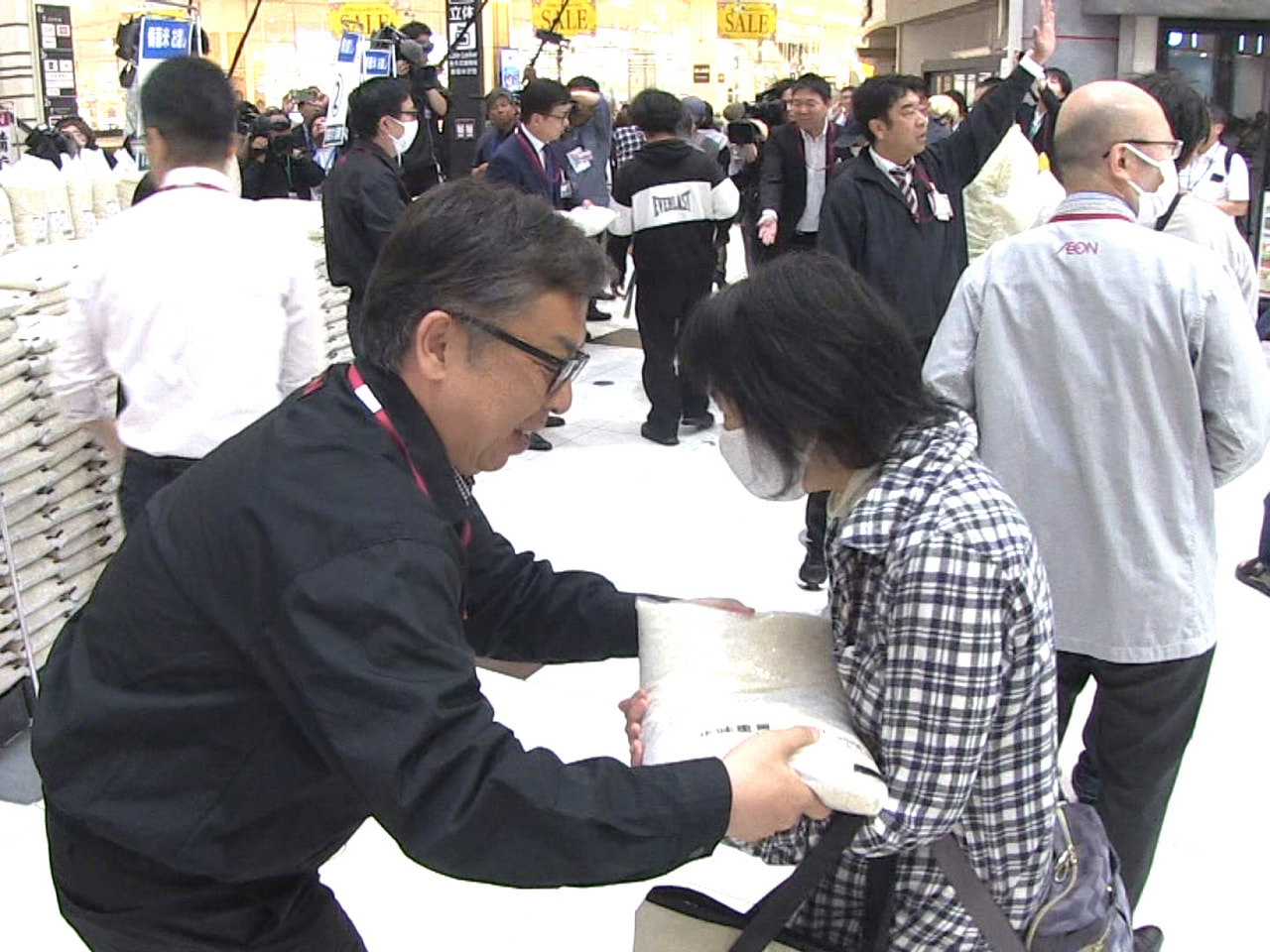 政府が随意契約で放出した備蓄米の店頭販売が2日、東海地方でも始まりました。お店で...