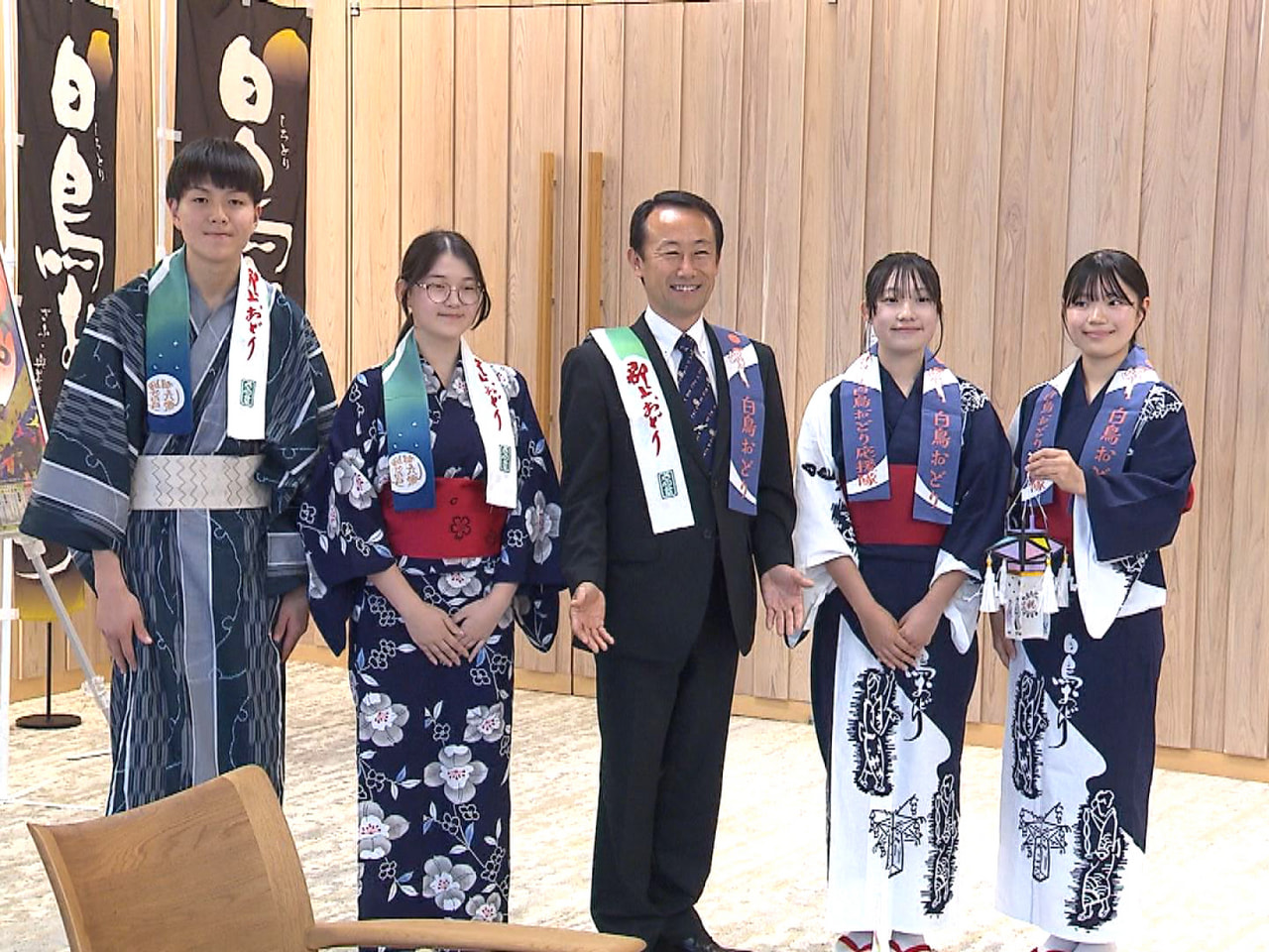 郡上市の夏の風物詩、郡上おどりと白鳥おどりのPRキャラバン隊が 岐阜県庁を訪れ、...