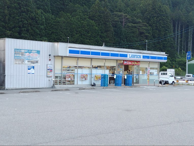 18日未明、69歳の女性が運転する軽乗用車が岐阜県下呂市のコンビニエンスストアに...