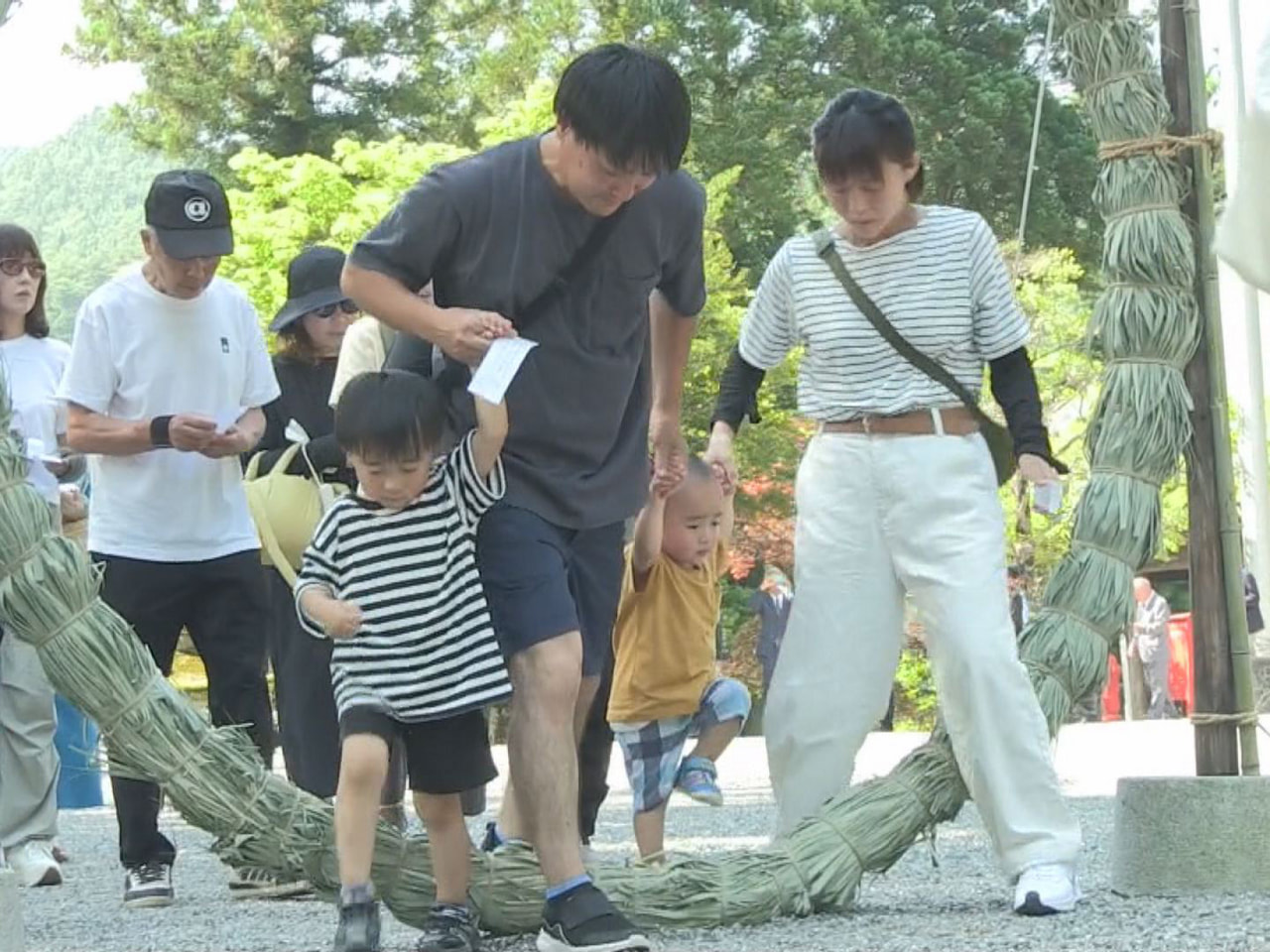 岐阜県高山市一之宮町の飛騨一宮水無神社で３０日、「夏越大祓式」が行われ、参拝者が...