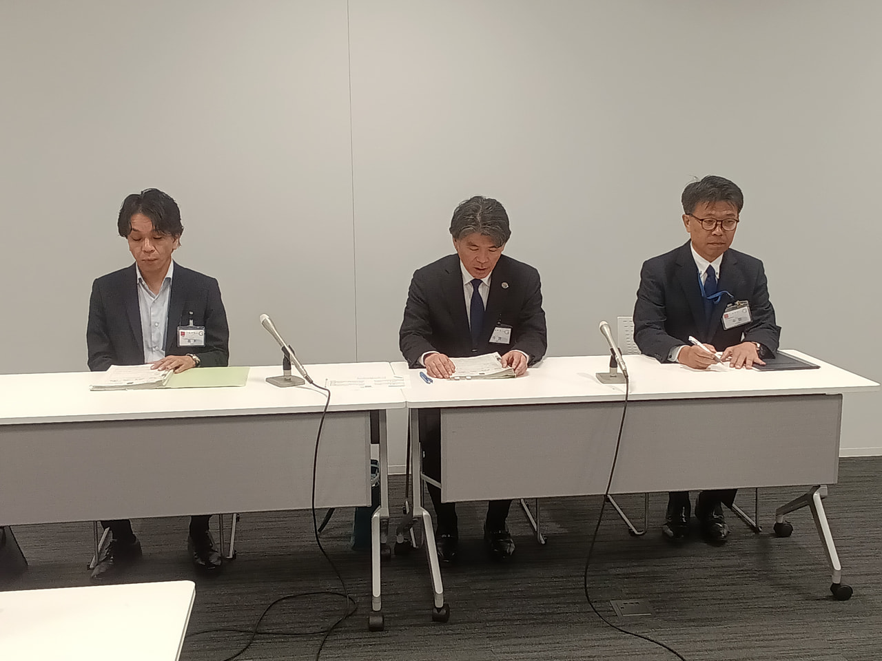 岐阜市教育委員会は22日、市内の商業施設で女性のスカートの中をスマートフォンで盗...